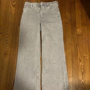 Stylish Women's Straight Leg Jeans in Light Gray